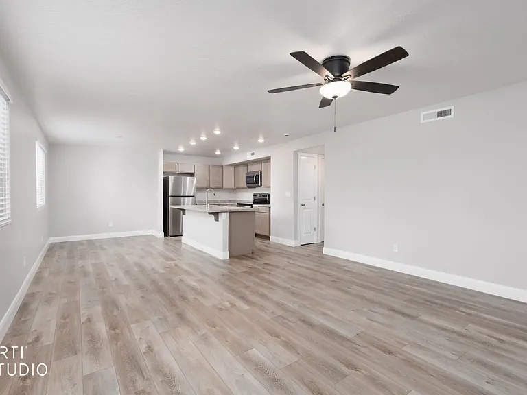 130 E First North St #100 — Photo 3