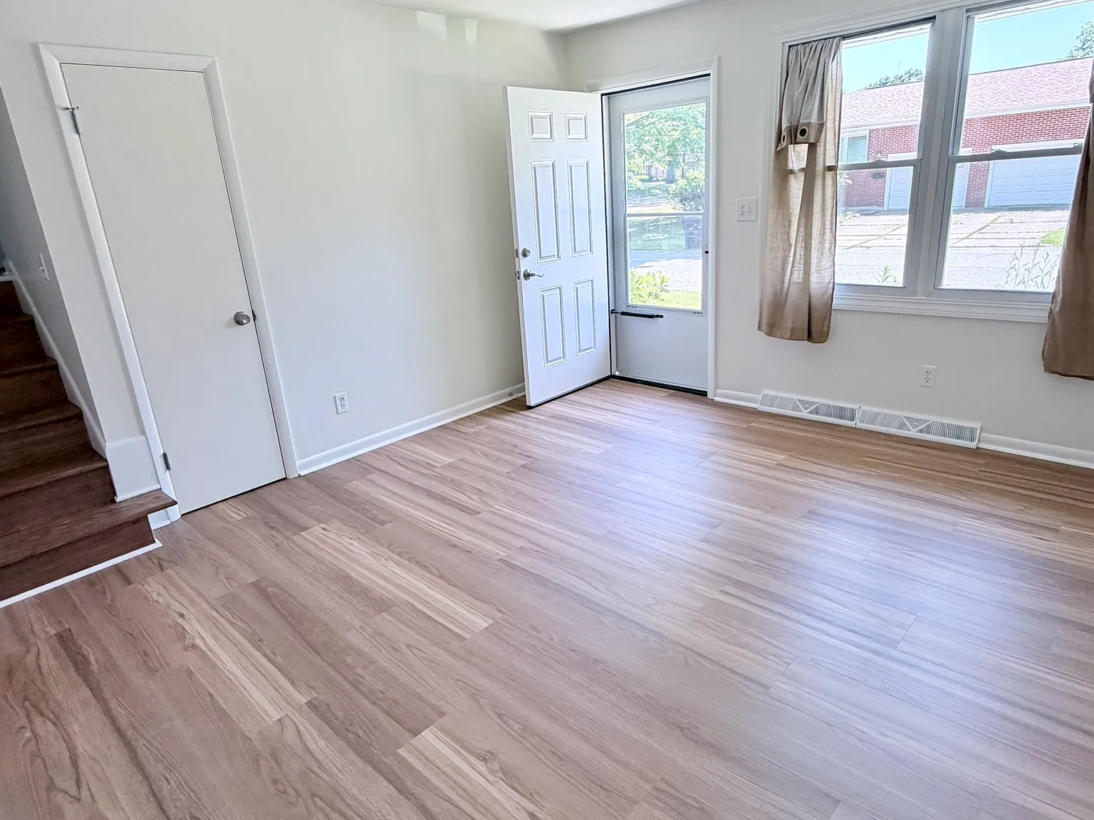 3 bed, 1000 sqft, $1,550 — Photo 2