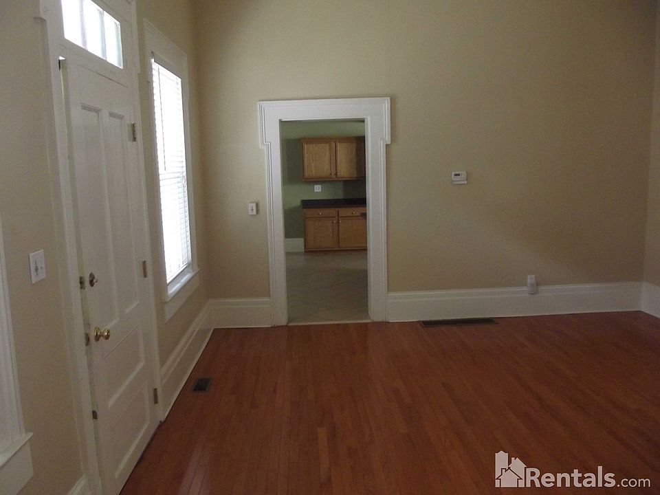 2nd image of 904 E Chestnut St
