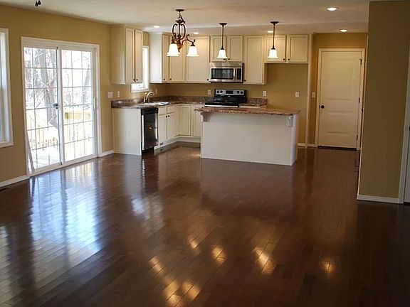 3rd image of 3138 E Iroquois St