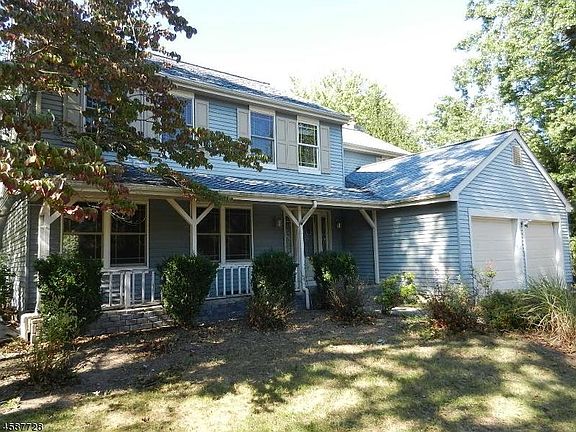2nd image of 24 Gloucester Dr