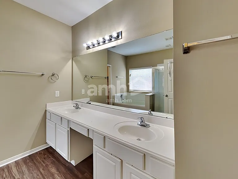 2306 Hollyfield Ln — Photo 14