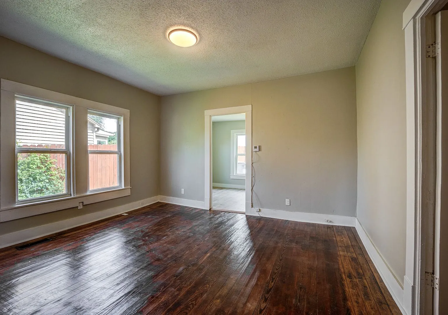 Free Month Rent! Freshly Updated 2 Bedroom House — Photo 3