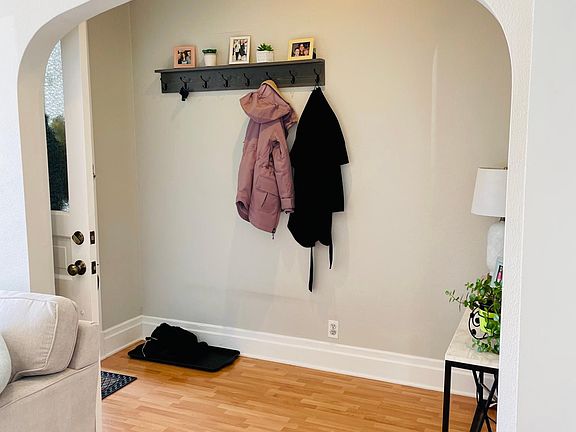 4th image of 1644 W Farragut Ave #1