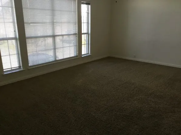 1125 Highland Station Dr, Saginaw, TX 76131