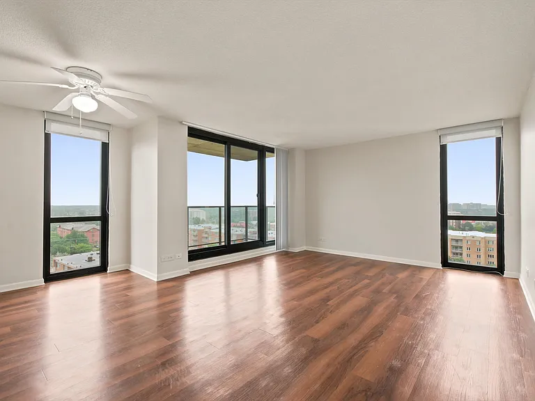 Yorktown Apartments — Photo 6