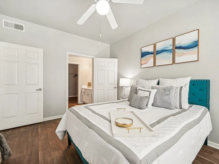 Landings of Carrier Parkway Apartments — Photo 12