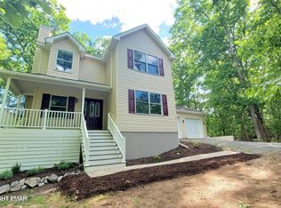 320 Canterbury Rd, Bushkill, PA 18324