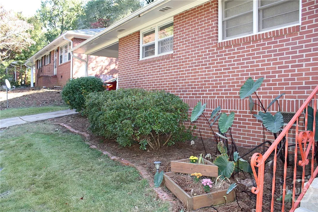3 bed, 1.0 bath, 1134 sqft, $2,100 — Photo 3