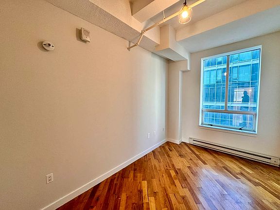 5th image of 2928 41st Ave #805