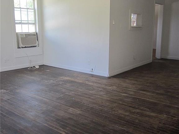 2nd image of 2797 Beech St