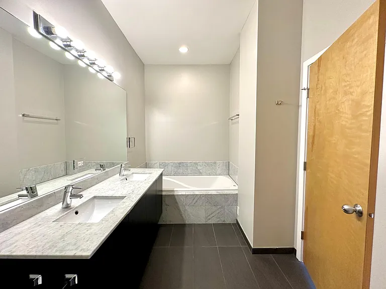 2157 N Damen Ave #305 — Photo 24