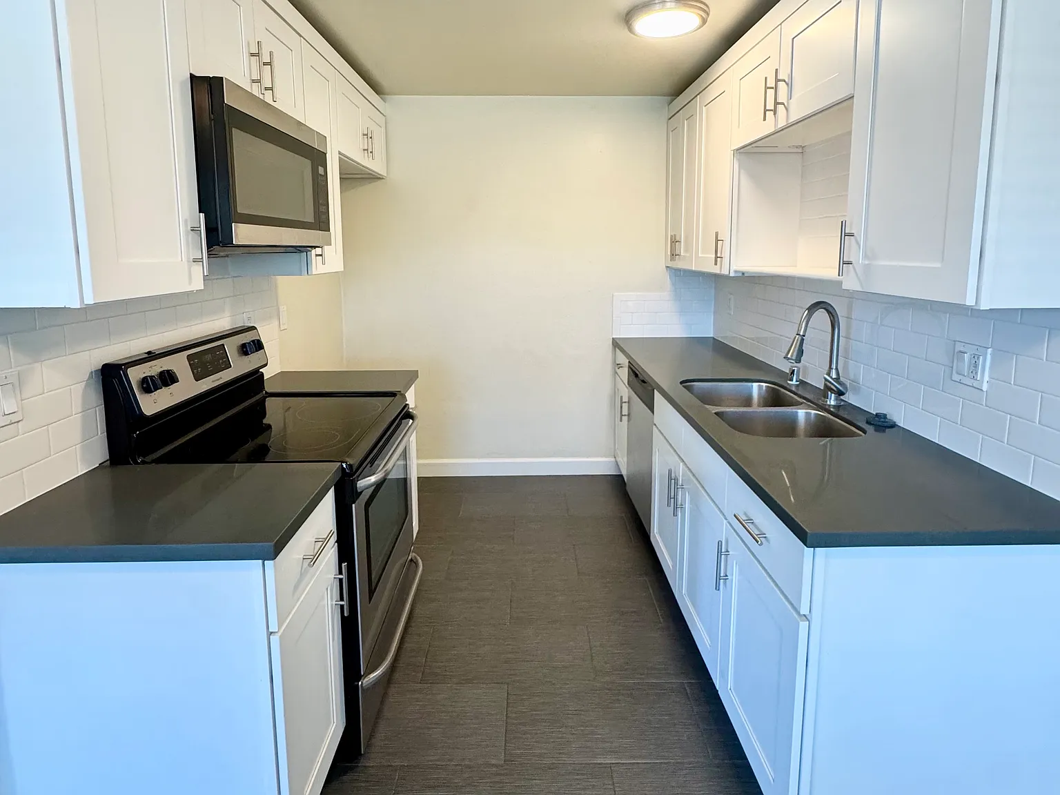 San Remo Apartments — Photo 1