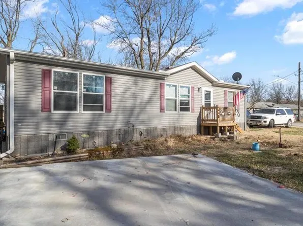 2028 Sunset Dr, Oak Grove, MO 64075