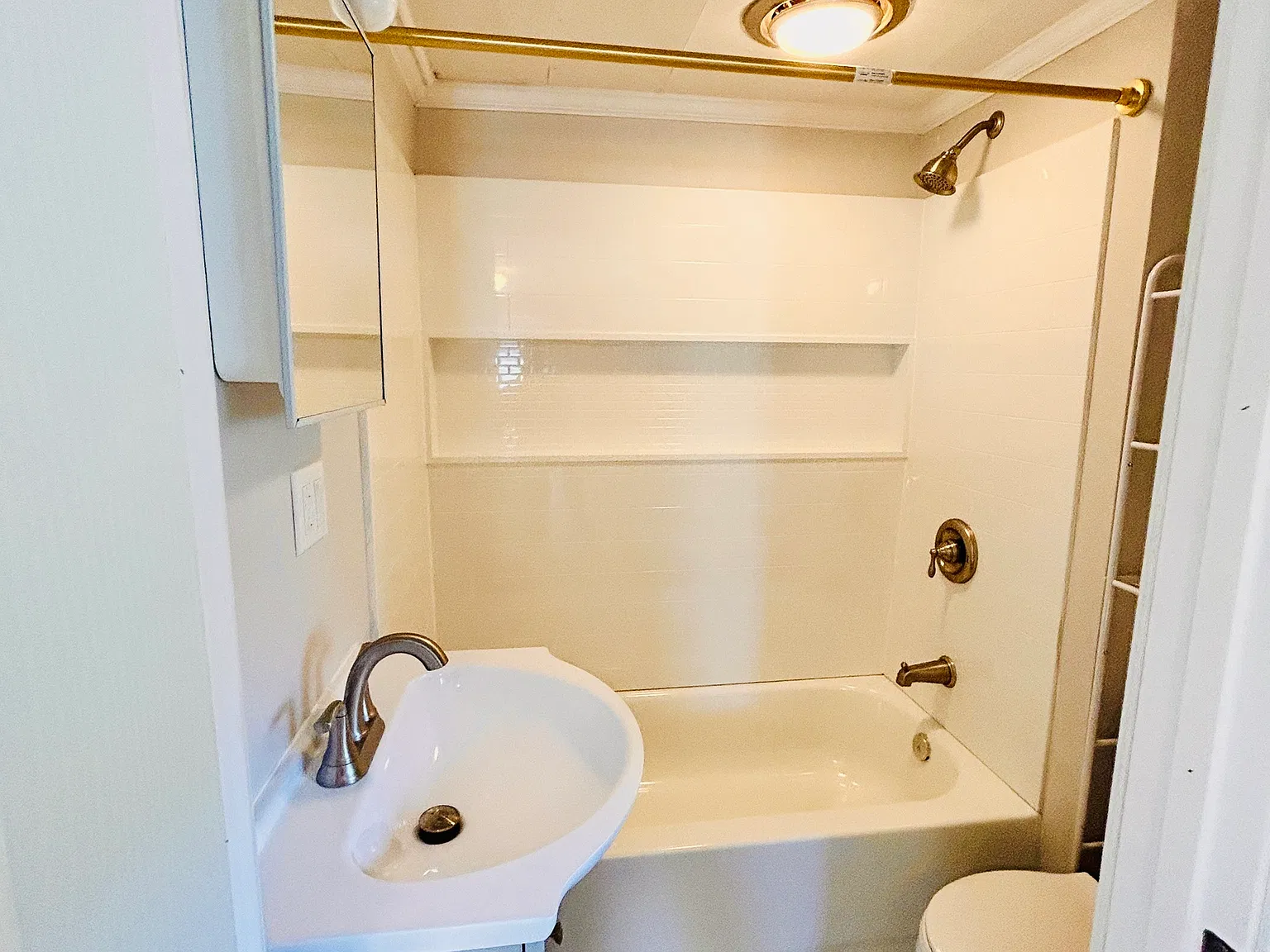 2 bed, 1.0 bath, 1738 sqft, $1,700 — Photo 4