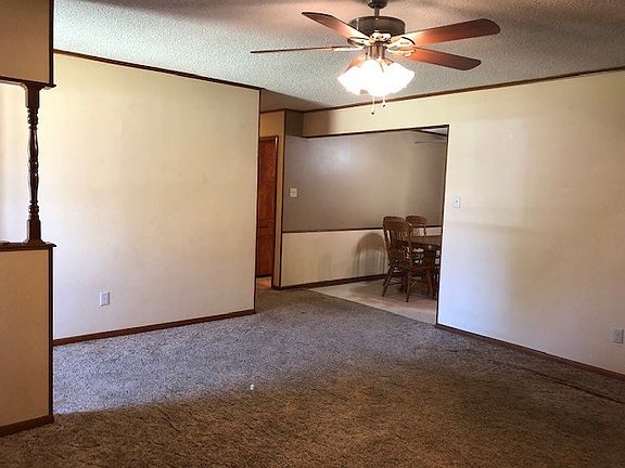 3rd image of 208 Larkspur Ln