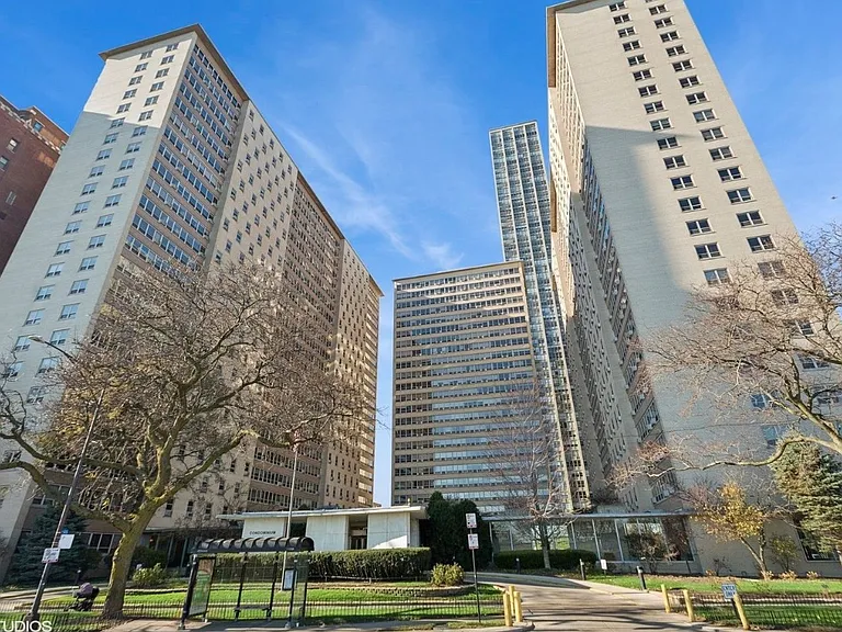 3950 N Lakeshore Dr #2015 — Photo 1