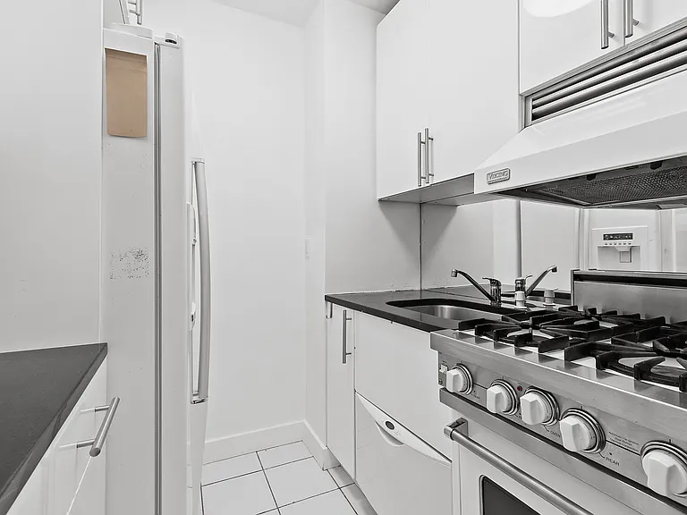 159 W 53rd St #25C — Photo 4