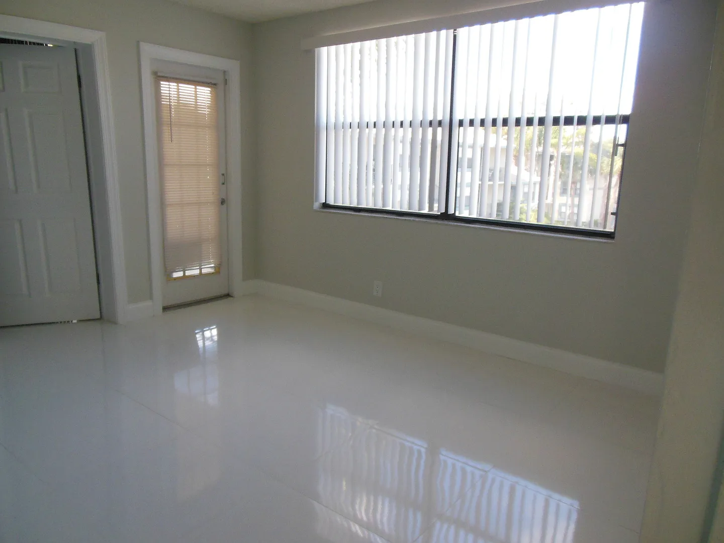 One Bedroom One Bathroom! Waterfront Community! — Photo 3