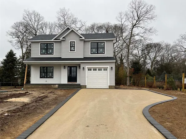 98 Hewitt Boulevard, Center Moriches, NY 11934