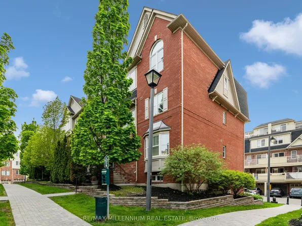 774 Neighbourhood Cir #4, Mississauga, ON L5B 0B6