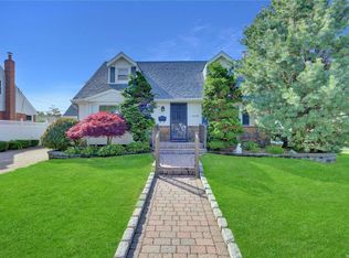 1658 Kroll Rd, East Meadow, NY 11554