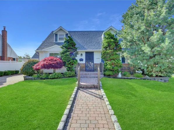 1658 Kroll Road, East Meadow, NY 11554