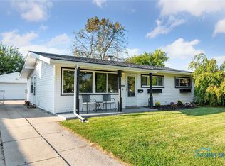 909 Village Trail Dr, Maumee, OH 43537