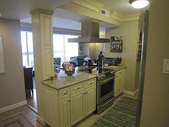 Entry hallway - Open concept kitchen