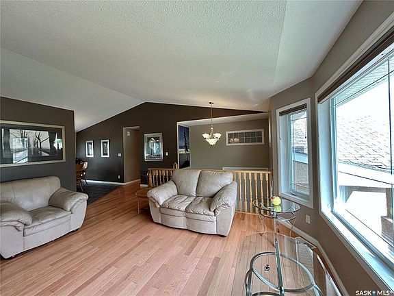 3rd image of 71 Longpre CRESCENT