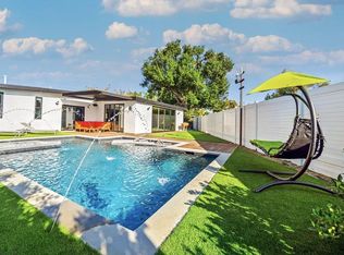 22616 Oxnard St, Woodland Hills, CA 91367