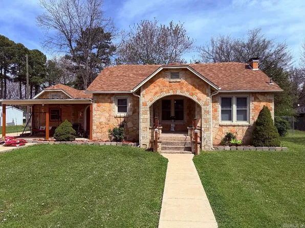 610 W 3rd St, Rector, AR 72461