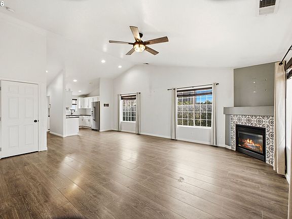 4th image of 1121 Dahlia St