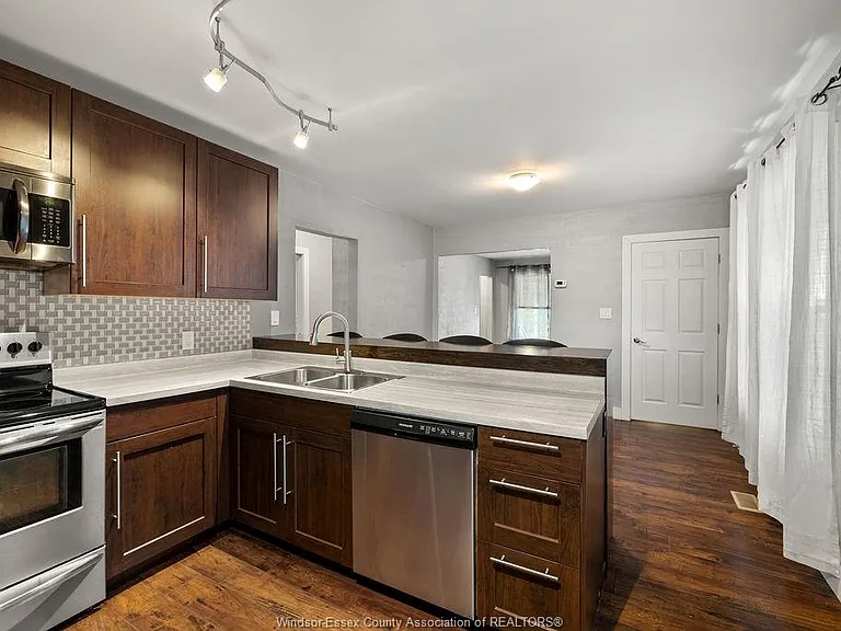 541 Moy Ave — Photo 11