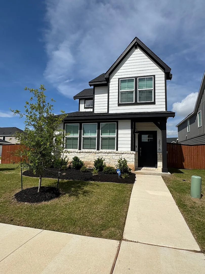4 BR/2.5BA | Single Family Home | 1-Car Garage Parking | Fenced backyard — Photo 1