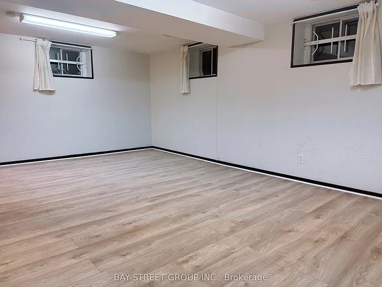 390 Roehampton Ave #BASEMENT — Photo 8