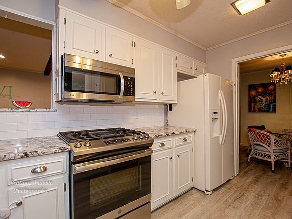 3rd image of 1208 Briarwood Dr