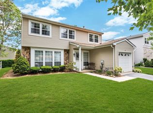 11 Colony Dr, Holbrook, NY 11741