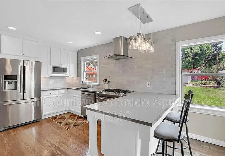 723 N Logan Ave — Photo 5