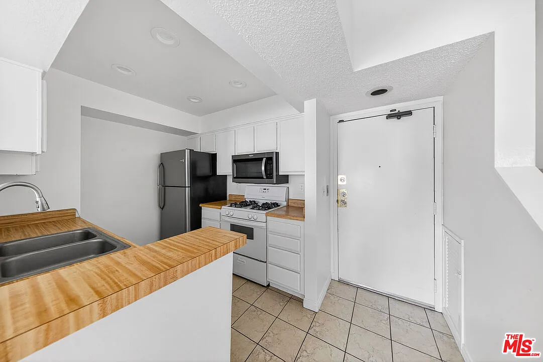 1 bed, 1.0 bath, 926 sqft, $2,300 — Photo 3