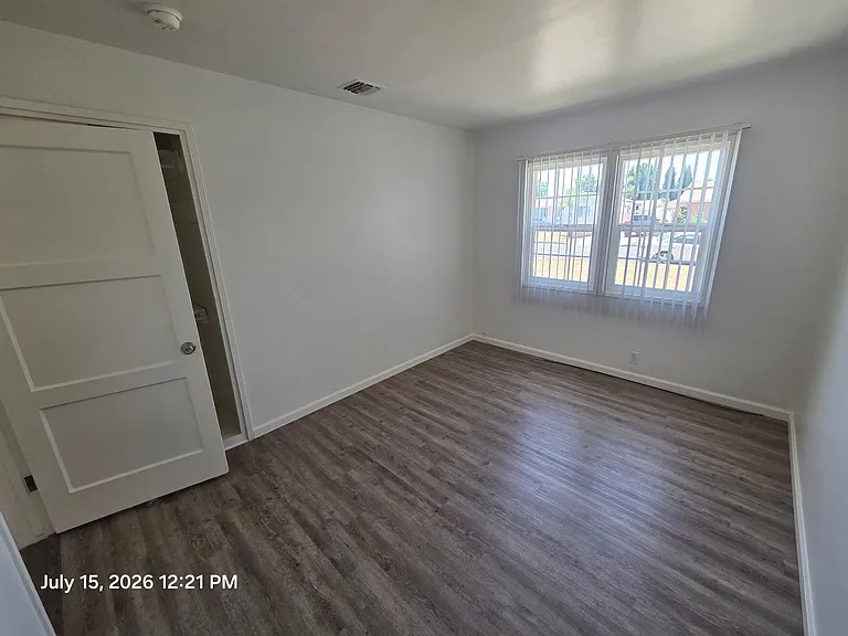 921 E Alwood St — Photo 7