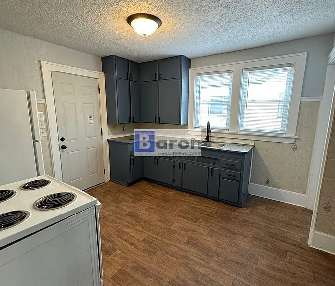 205 E Victoria St — Photo 16