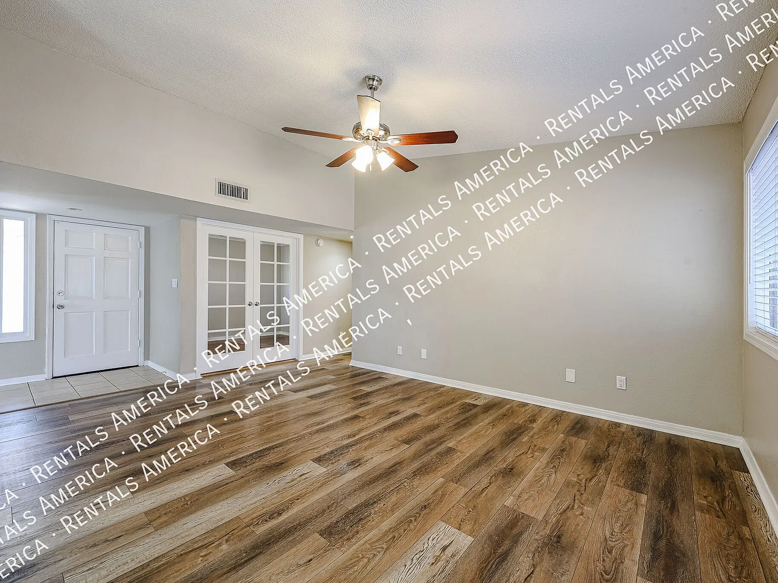 Beautiful 3-Bedroom Townhome with Private Backyard & Community Pool! — Photo 4