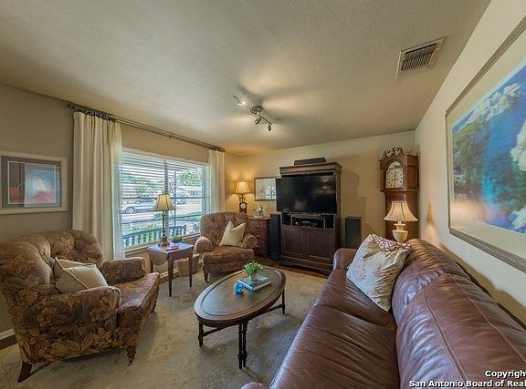 4th image of 302 Balboa Dr