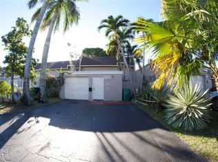 19808 Bobolink Dr, Hialeah, FL 33015