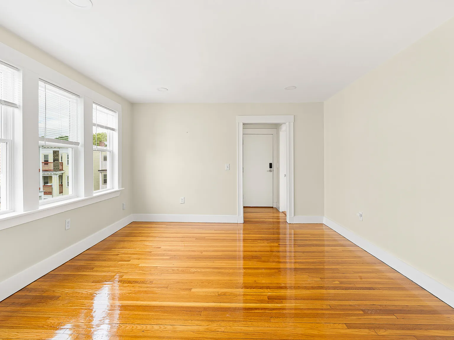 3 bed, 1.5 bath, 1262 sqft, $3,000 — Photo 2