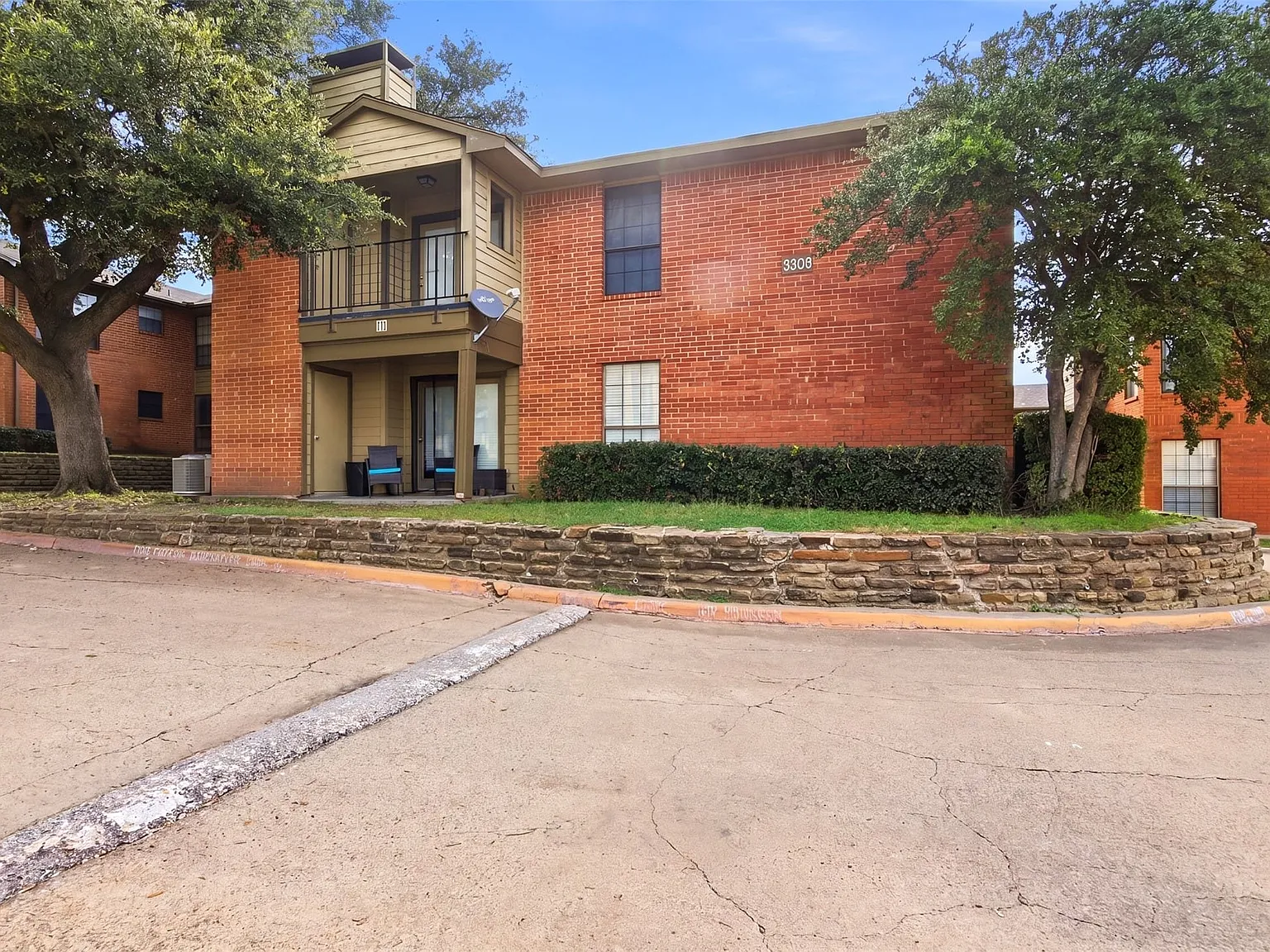 2 bed, 2.0 bath, 920 sqft, $1,275 — Photo 2
