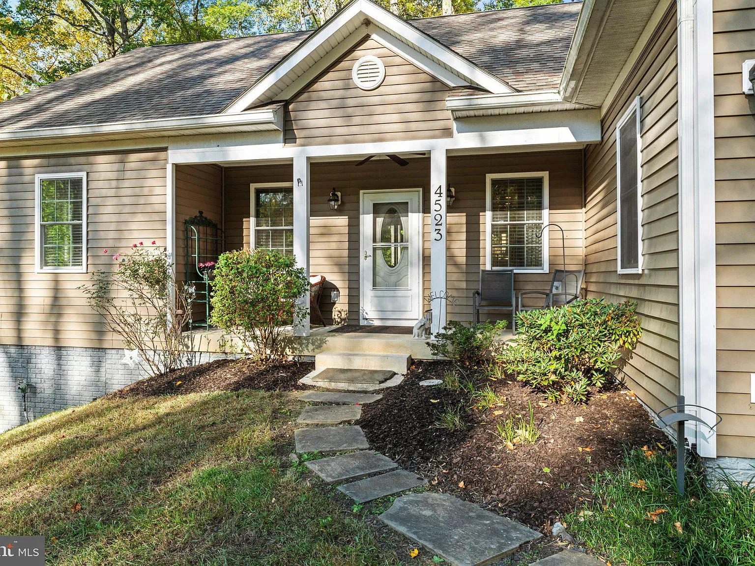 3 bed, 2.0 bath, 1400 sqft, $5,800 — Photo 2
