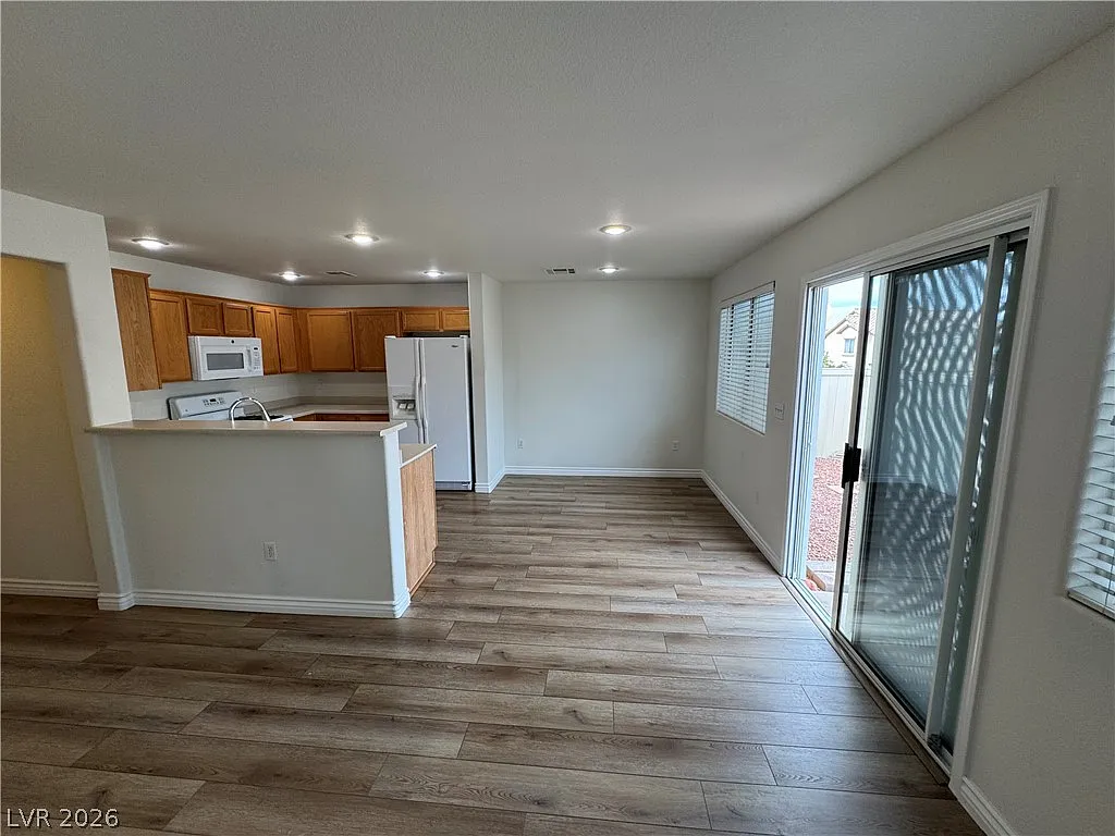 4 bed, 2.5 bath, 1572 sqft, $1,900 — Photo 4