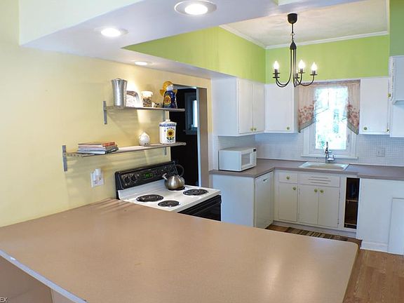 5th image of 544 Roslyn Ave